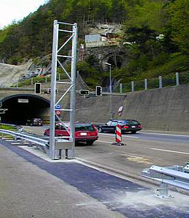 Handbetriebene Barriere bei &Uuml;berfahrt in ge&ouml;ffnetem Zustand