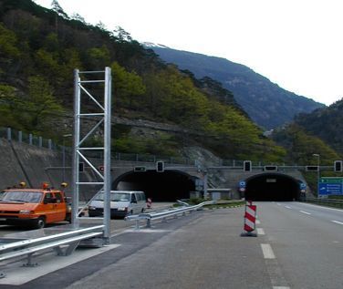 Handbetriebene Barriere bei &Uuml;berfahrt in ge&ouml;ffnetem Zustand